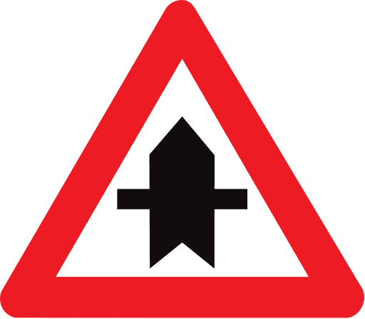 Signal B15 : triangle à bord rouge montrant un axe vertical épais et deux branches latérales plus fines.