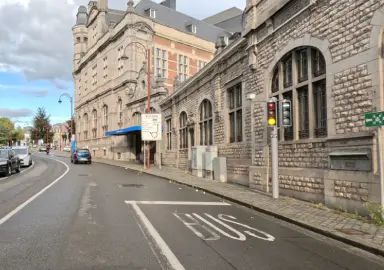 Bande portant l’inscription « BUS » au sol, bordée à gauche par une ligne blanche continue.