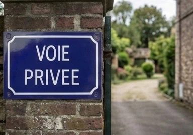 Panneau bleu représentant plusieurs bandes de circulation, dont celle de droite porte l’inscription BUS.