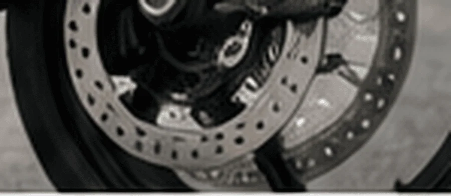 Disque de frein perforé sur une roue de moto.
