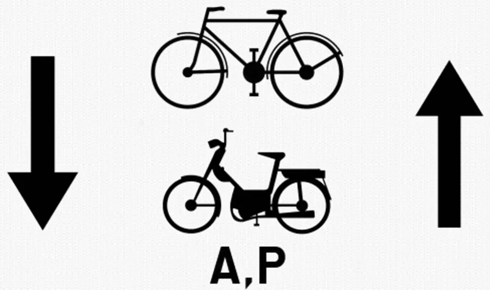 Panneau M18 : vélo et cyclomoteur avec les lettres A et P, entre une flèche vers le bas à gauche et une flèche vers le haut à droite.