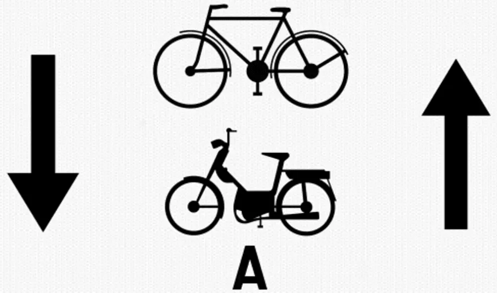 Panneau M5 : vélo et cyclomoteur avec la lettre A, entre une flèche vers le bas à gauche et une flèche vers le haut à droite.