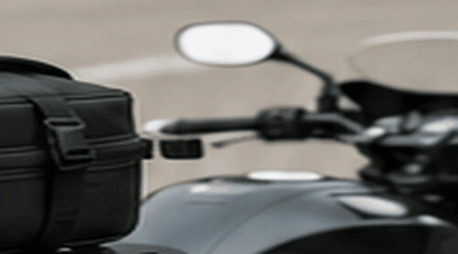 Rétroviseur d’une moto au-dessus du guidon.