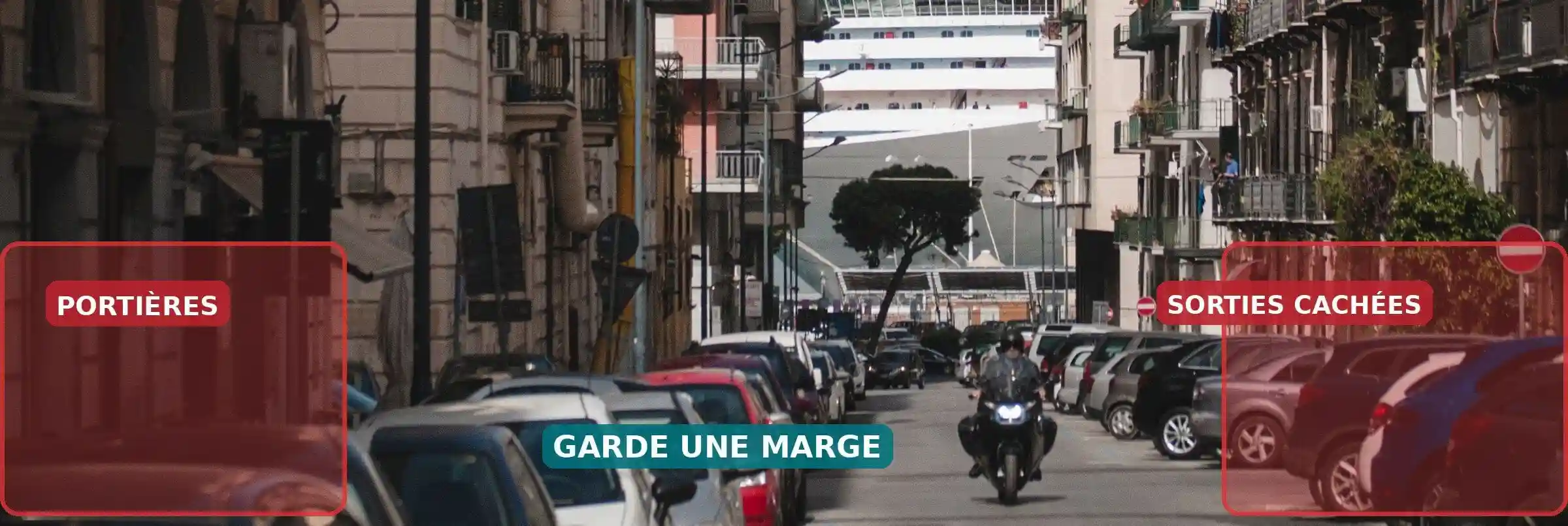 Moto entre deux rangées de voitures stationnées. Zones rouges « portières » à gauche et « sorties cachées » à droite ; consigne « garde une marge ».