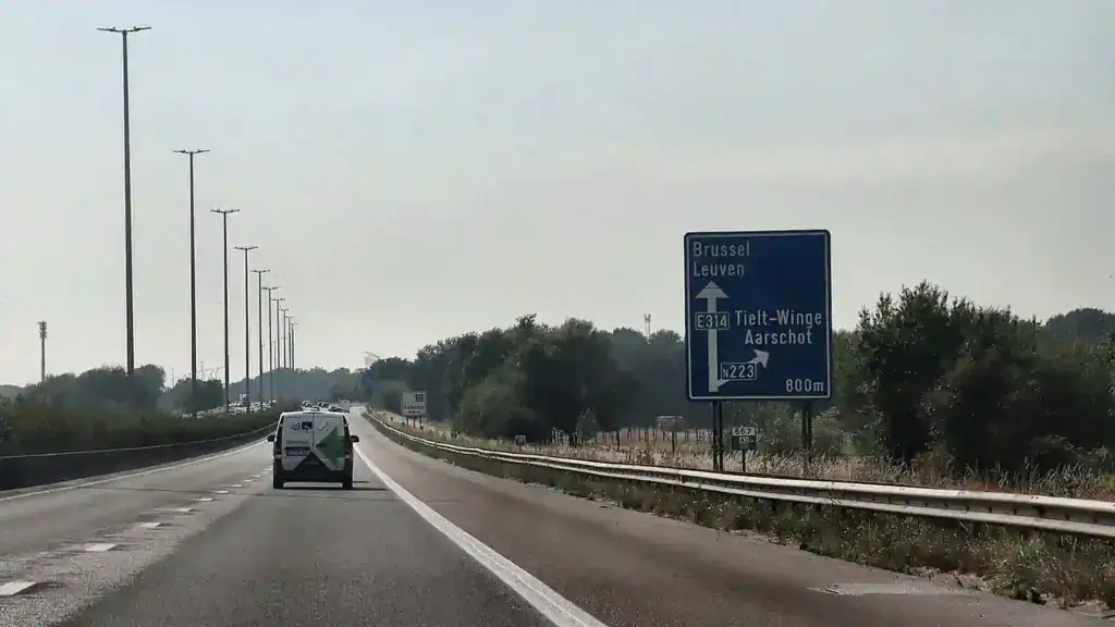 Panneau annonçant Bruxelles et Leuven tout droit par l’E314, et Tielt-Winge et Aarschot à droite par la N223, dans 800 m.