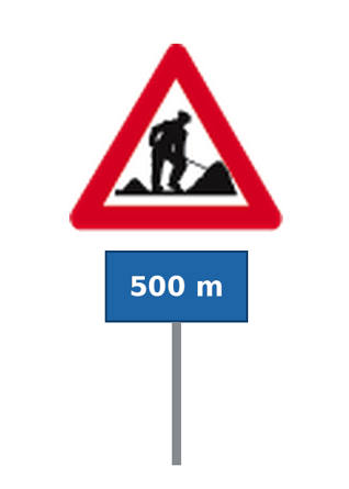 Signal triangulaire à bord rouge montrant un ouvrier avec une pelle, avec un panneau bleu « 500 m » fixé dessous sur le même poteau.