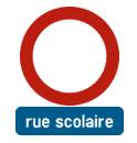 Disque blanc bordé de rouge au-dessus d’un panneau bleu portant la mention « Rue scolaire ».