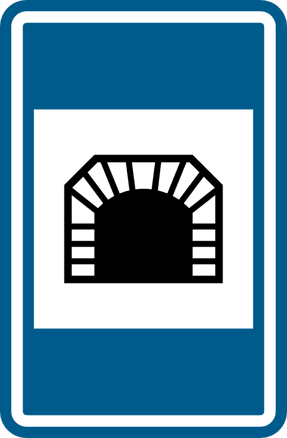 Signal F8 : panneau bleu avec un pictogramme noir d’entrée de tunnel sur fond blanc.