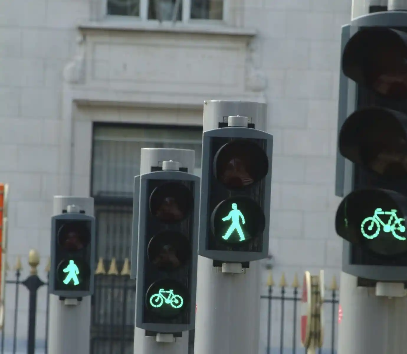 Feux pour piétons et cyclistes affichant des silhouettes vertes de piéton et de bicyclette.