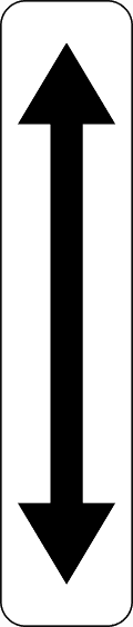 Panneau additionnel blanc avec une double flèche noire verticale, vers le haut et vers le bas.