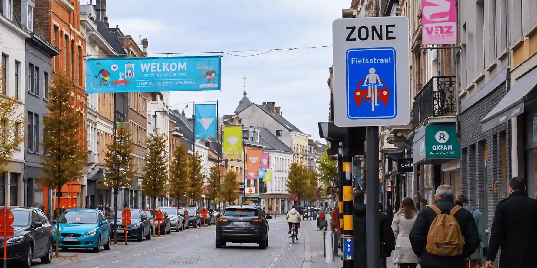 Ancien panneau bleu « Fietsstraat », avec un cycliste devant une voiture, intégré dans un panneau blanc portant la mention « ZONE ».