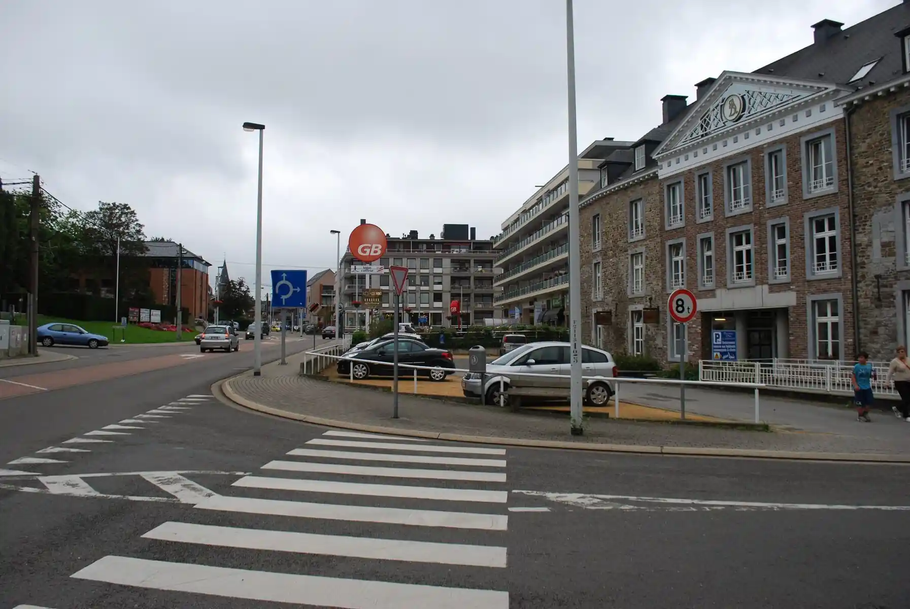 Passage pour piétons délimité par de larges bandes blanches parallèles à l’axe de la chaussée.