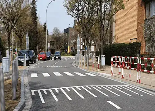 Plateau surélevé avec un marquage blanc sur la rampe d’accès et un passage pour piétons au-delà.
