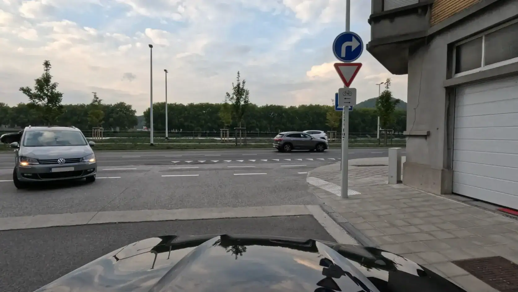 À l’approche du carrefour, un B1 est placé sous un signal imposant de tourner à droite et au-dessus d’un panneau montrant un vélo et deux flèches opposées.