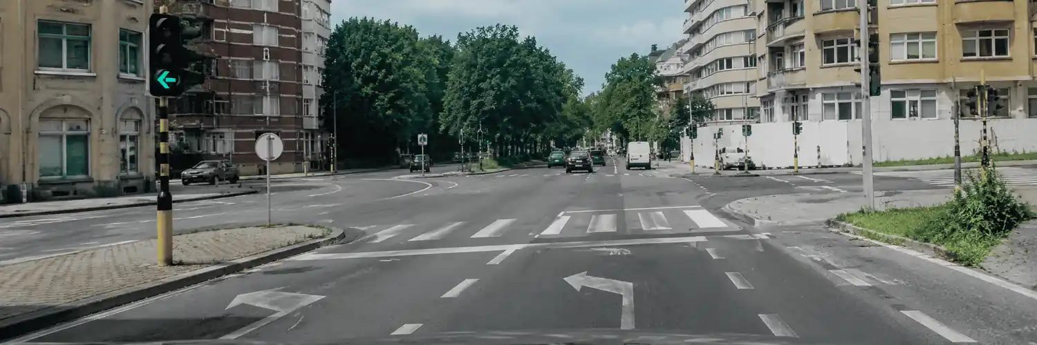 Flèche lumineuse verte vers la gauche et flèches de sélection vers la gauche peintes dans les bandes d’approche.
