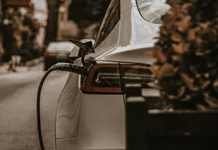 Câble de recharge branché sur une voiture.