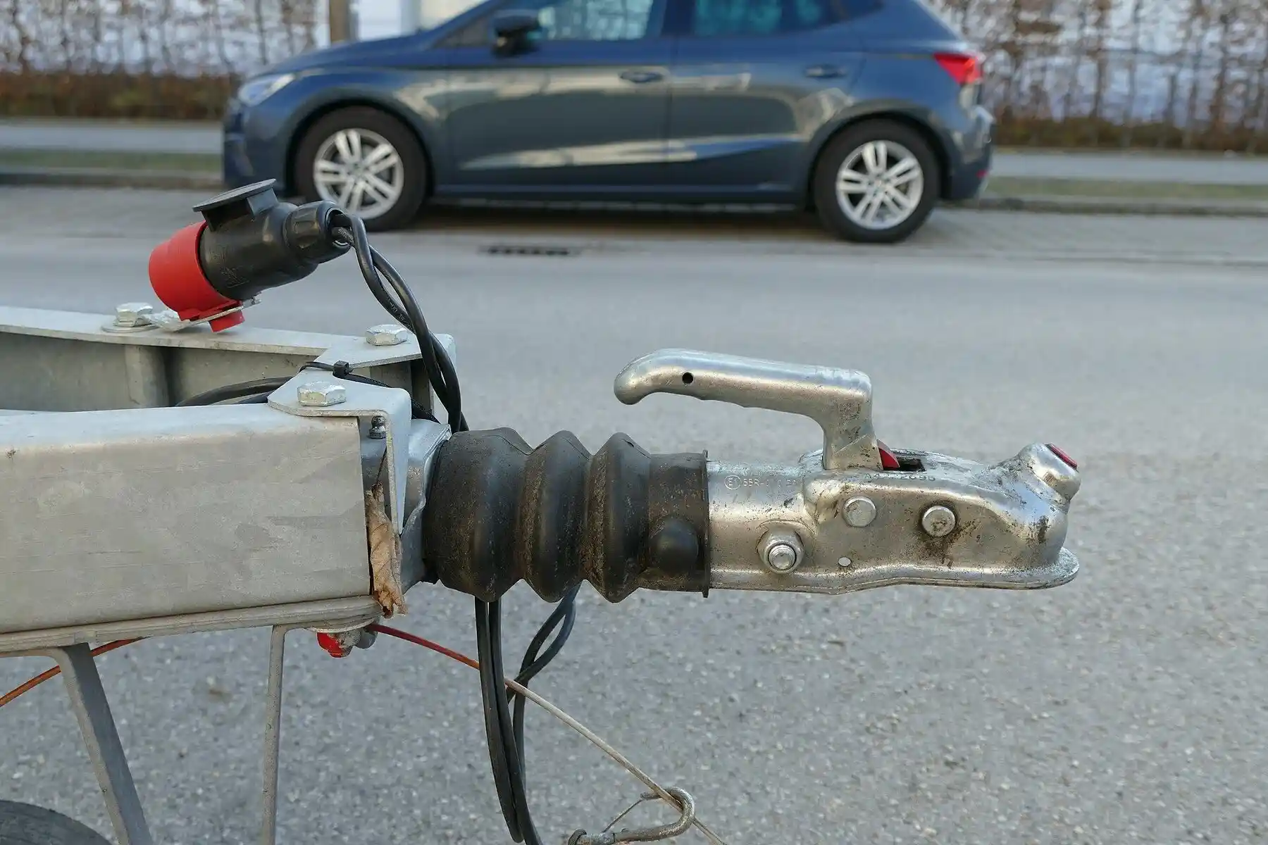 Tête d’attelage de remorque non accouplée, avec poignée de verrouillage, soufflet noir et prise électrique.