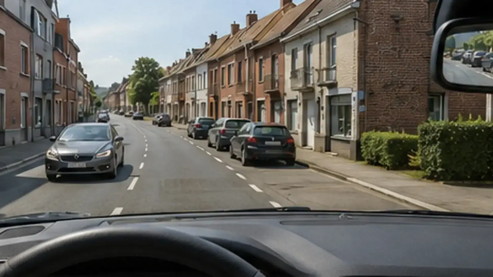 Vue depuis une voiture : un véhicule arrive en face, de l’autre côté d’une ligne axiale discontinue.