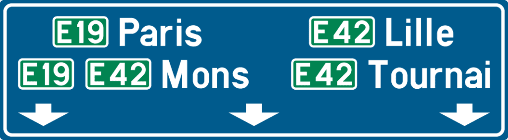 Signal F15 indiquant Paris par l’E19, Mons par l’E19 et l’E42, Lille et Tournai par l’E42, avec trois flèches verticales dirigées vers le bas.