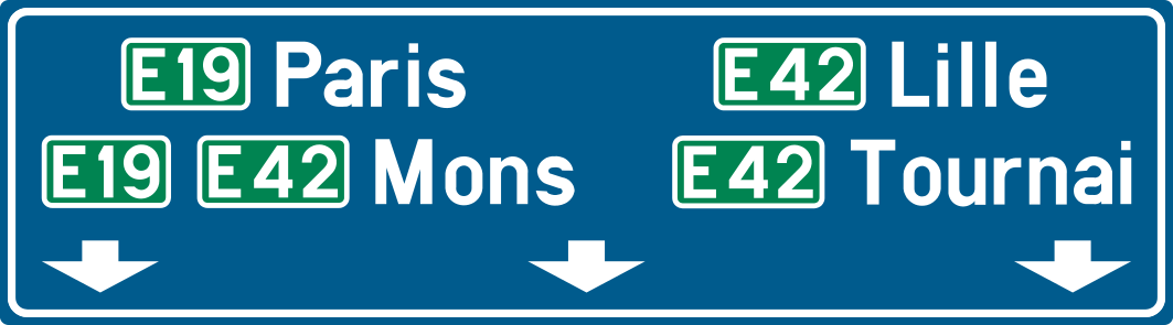 Panneau bleu portant Paris (E19), Mons (E19/E42), Lille et Tournai (E42), au-dessus de trois flèches dirigées vers le bas.