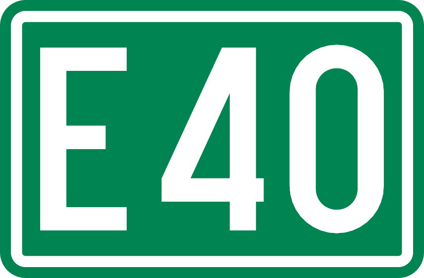 Panneau vert portant le numéro de route internationale E40 en blanc.