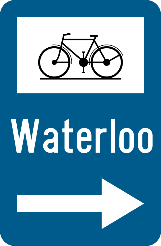 Panneau vertical bleu portant un vélo, « Waterloo » et une flèche vers la droite.