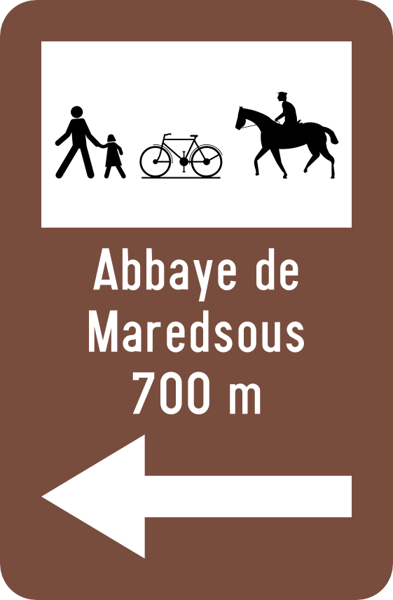 Panneau brun avec piétons, vélo et cavalier : « Abbaye de Maredsous 700 m », flèche vers la gauche.