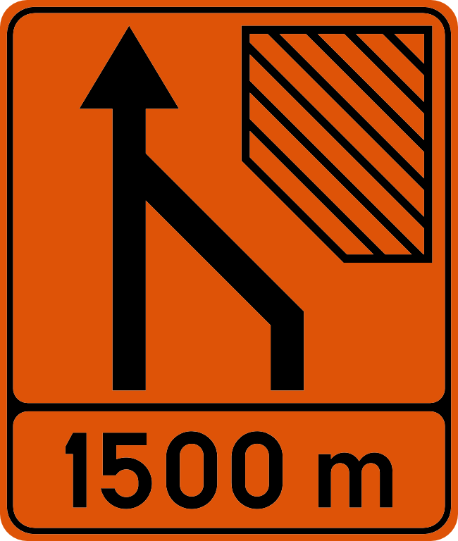 Panneau orange : la bande de droite rejoint celle de gauche, avec une zone hachurée à droite et la distance 1 500 m.