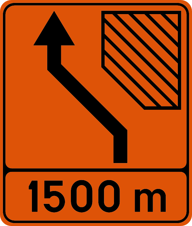 Panneau orange : le tracé se décale vers la gauche pour contourner une zone hachurée, avec la distance 1 500 m.