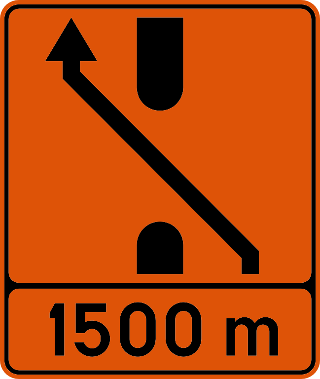 Panneau orange : une flèche traverse une interruption de la berme centrale vers la gauche, avec la distance 1 500 m.