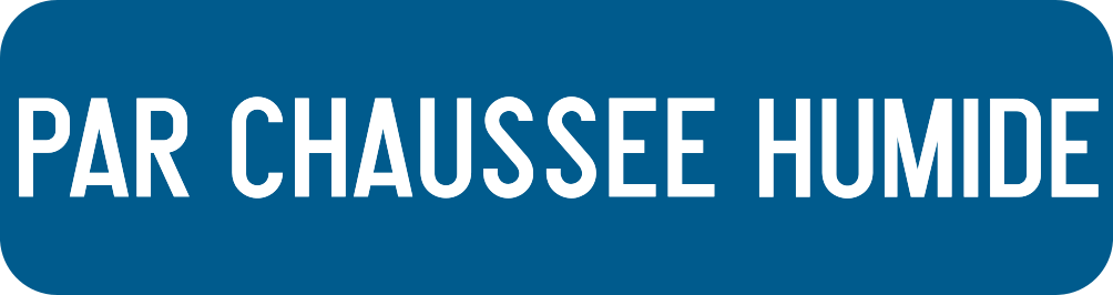 Panneau additionnel bleu portant « Par chaussée humide ».