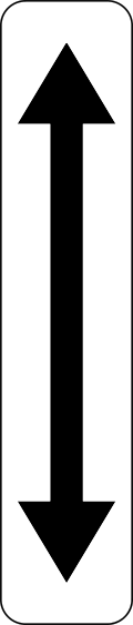 Panneau additionnel blanc avec une double flèche noire, vers le haut et vers le bas.
