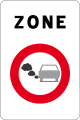 Signal F117 : panneau « ZONE » avec une voiture et des gaz d’échappement dans un cercle rouge.