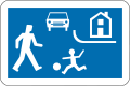Signal F12a : panneau bleu représentant un piéton, un enfant qui joue, une voiture et une maison.