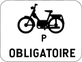 Panneau M13 avec un symbole de cyclomoteur et l’inscription « P OBLIGATOIRE ».
