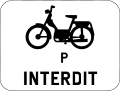 Panneau M15 avec un symbole de cyclomoteur et l’inscription « P INTERDIT ».