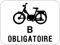 Panneau M6 avec un symbole de cyclomoteur et l’inscription « B OBLIGATOIRE ».