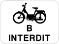 Panneau M7 avec un symbole de cyclomoteur et l’inscription « B INTERDIT ».